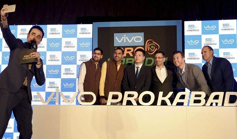 धरती के 75% हिस्से पर पानी है, 20% पर OPPO और VIVO के होर्डिंग्स लगे हैं. बाकी 5% पर हमारी दुनिया आबाद है