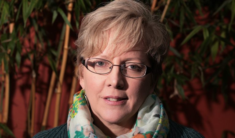 एडिटर कैरी ग्रेसी का इस्तीफा: ये हैडलाइन बीबीसी से ही कॉपी है – “महिला है, इसे कम वेतन दो…”