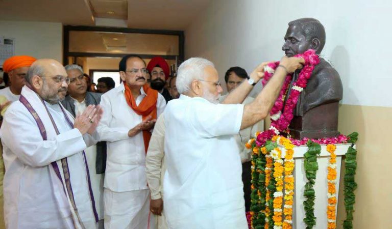 आदर्शों की राख पर अंग्रेजी नववर्ष का उत्सव मनाती भाजपा की ओर से शुभकामनाएं !